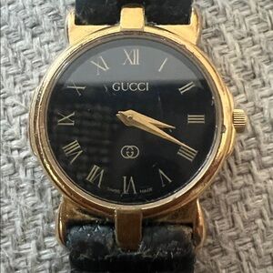 Gucci Elegant vintage solid Gold  and Black Leather Watch